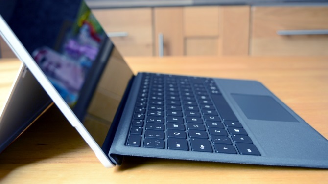 Satu Tablet untuk Mengatur Mereka Semua: Microsoft Surface Pro 2017 Tinjau muo productreviews surfacepro2017 keyboard kickstand