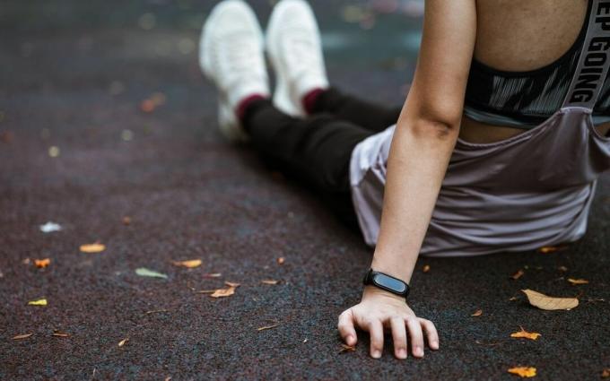 Wanita tanpa wajah duduk di lapangan olahraga