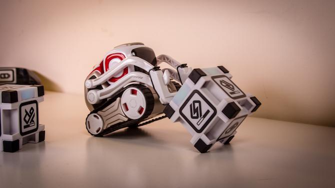 Robot Mainan Ini Memiliki Kehidupan Sendiri: Anki Cozmo Review Cozmo 15