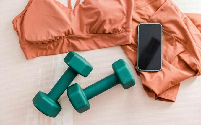Pakaian Olahraga, Dumbbell, dan Flatlay Smartphone
