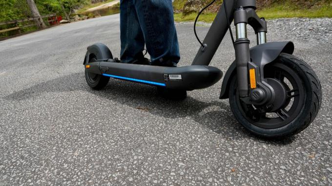 Tampilan roda depan Inmotion S1