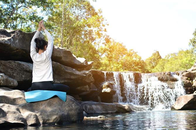 Relaksasi dengan air terjun dan danau