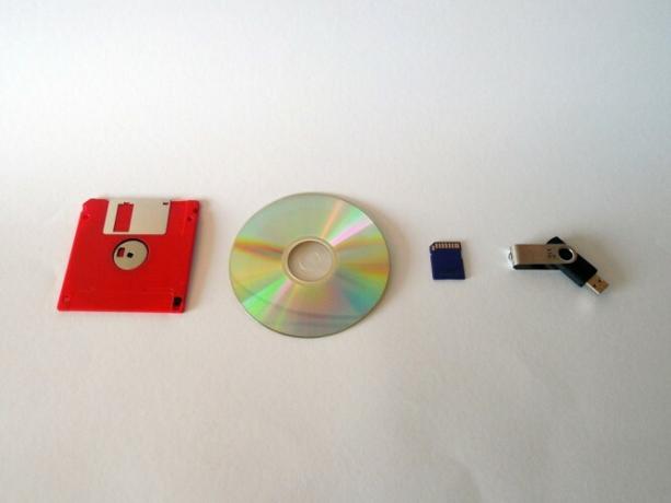 Letakkan Distro Linux Anda di Live CD USB CD DVD Floppy 667x500