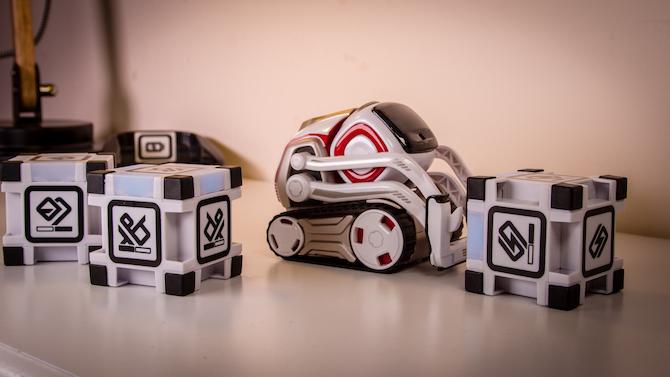 Robot Mainan Ini Memiliki Kehidupan Sendiri: Anki Cozmo Review Cozmo 18