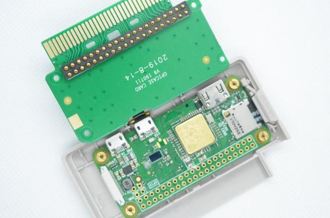 Raspberry Pi Zero dalam kasus GPi