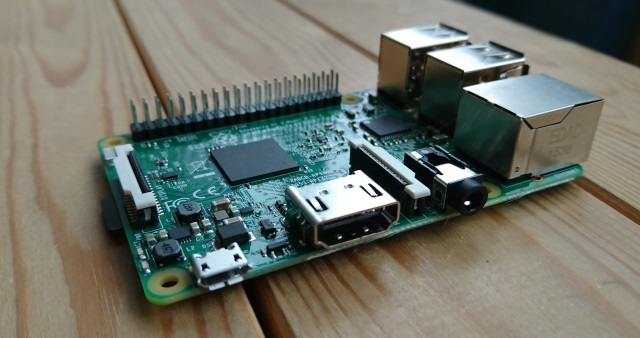 Kit Raspberry Pi Terbaik untuk Proyek Pertama Anda muo diy rpi3 pcb