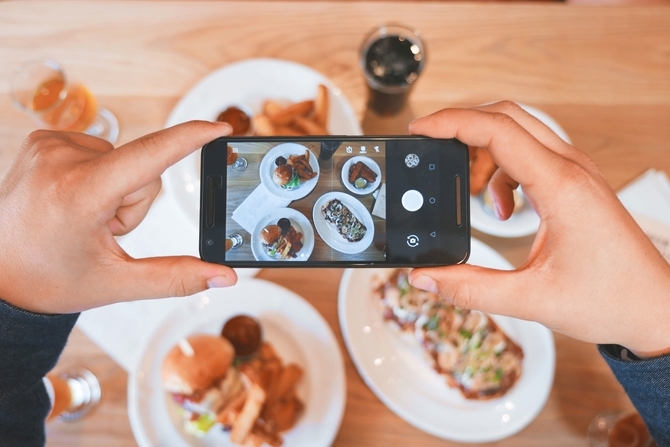 mengambil foto makan dengan smartphone