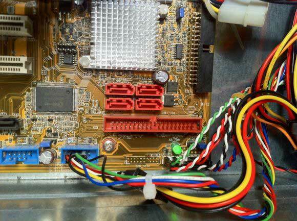 Membangun PC Untuk Natal: Diary Visual Of The Build Process 13 konektor SATA dan IDE