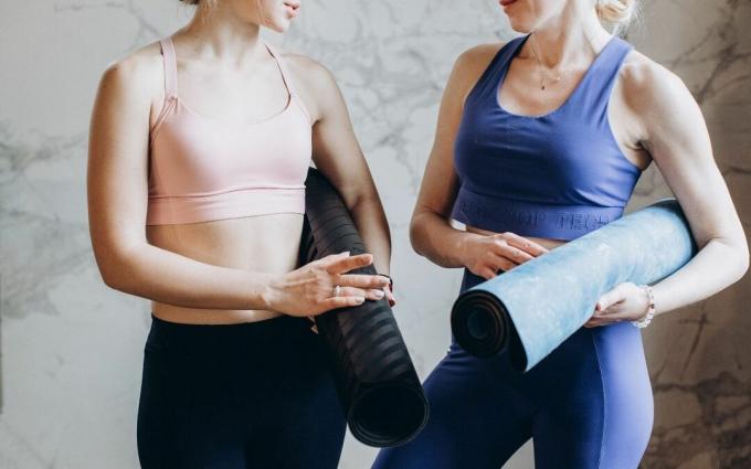 Wanita Dengan Yoga Mats Berbicara