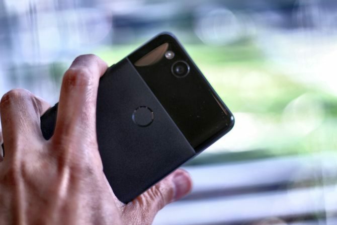 Ulasan Google Pixel 2: Apakah Ini Smartphone Terbaik Yang Pernah Ada? google pixel 2 memegang di tangan 670x447