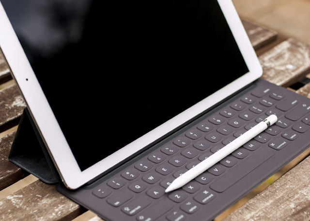 iPad Pro Dengan Keyboard dan Pena