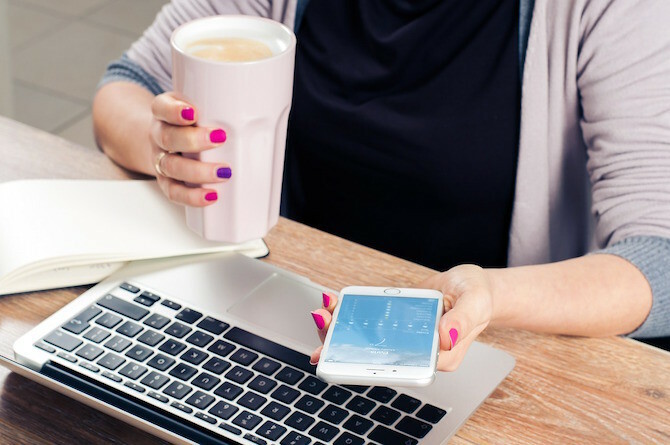 Wanita Minum Kopi di Ponsel dan Mac