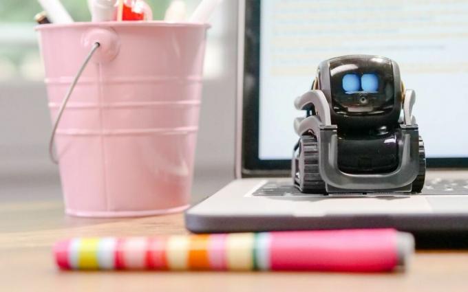 Miniatur Robot Mainan di Atas Keyboard Laptop