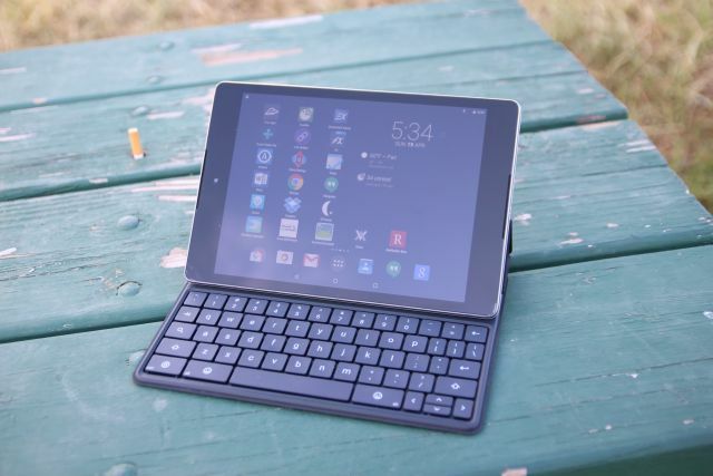 nexus 9 dengan keyboard bluetooth terpasang