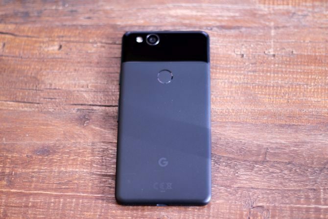 Ulasan Google Pixel 2: Apakah Ini Smartphone Terbaik Yang Pernah Ada? google pixel 2 pelapis logam hybrid palsu 670x447