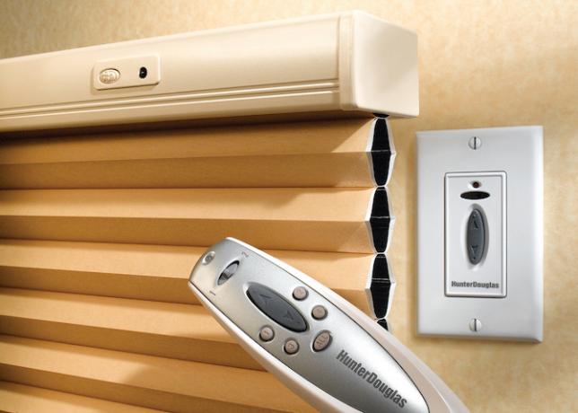 Remote Control Blinds oleh HunterDouglas