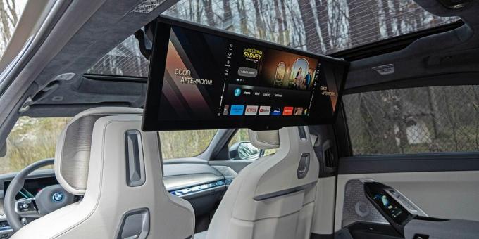 BMW i7 dengan Layar Teater diturunkan