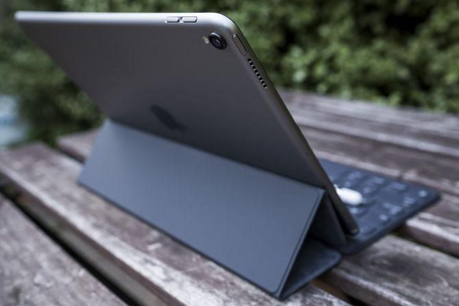 Ulasan iPad Pro 10.5: Apakah iPad Terbaik Cukup Baik? ipad pro 105 stand6