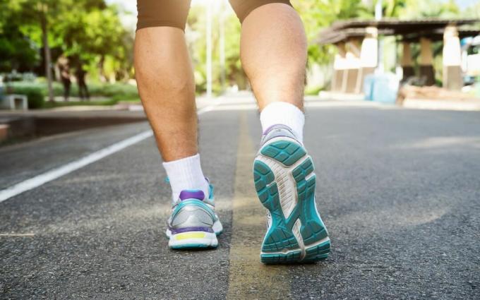 Kaki Atlet Pelari Berlari di Jalan