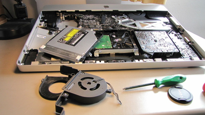 Seorang insinyur mungkin diminta untuk memperbaiki kipas laptop Anda yang berisik