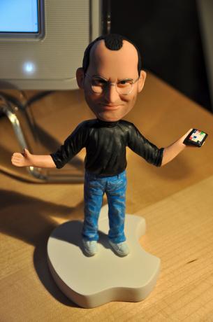 Smartphone yang Dicuri, Black Friday Bargains, TIME For Miley [Tech News Digest] steve jobs figurine