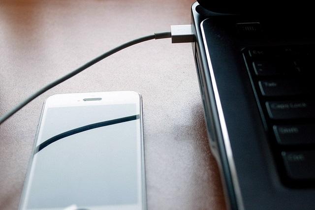 Smartphone dengan kabel USB