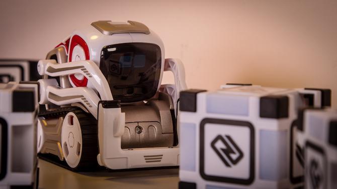 Robot Mainan Ini Memiliki Kehidupan Sendiri: Anki Cozmo Review Cozmo 4