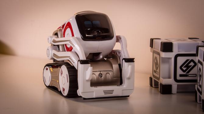 Robot Mainan Ini Memiliki Kehidupan Sendiri: Anki Cozmo Review Cozmo 6