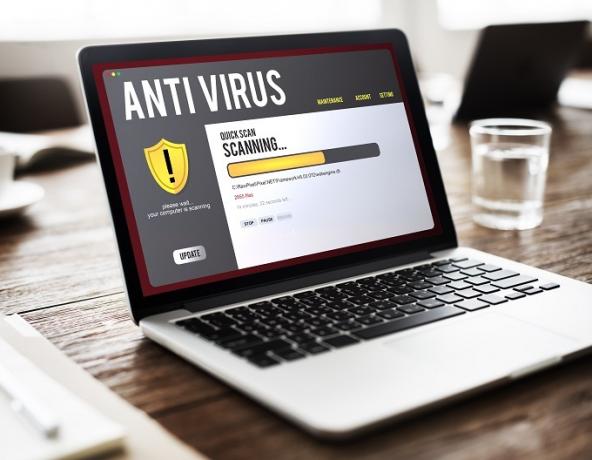 pemindaian antivirus di laptop