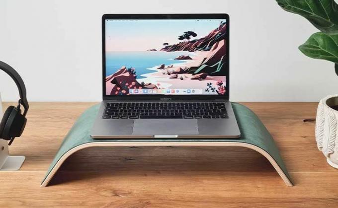 MacBook di atas dudukan