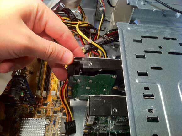 Membangun PC Untuk Natal: Visual Diary Of The Build Process 15 hard disk masuk