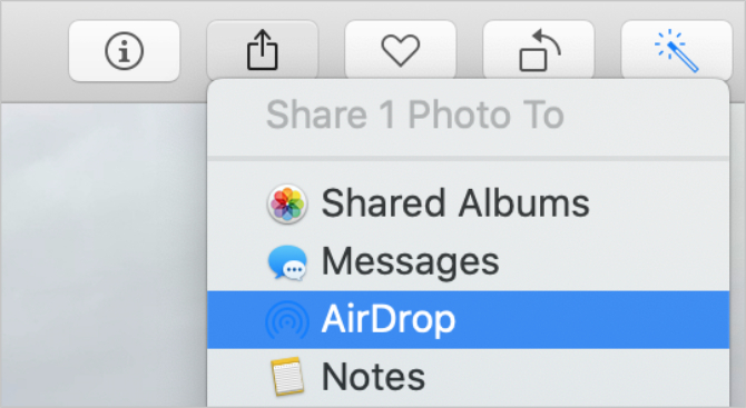 Opsi AirDrop di menu Bagikan dari aplikasi Foto