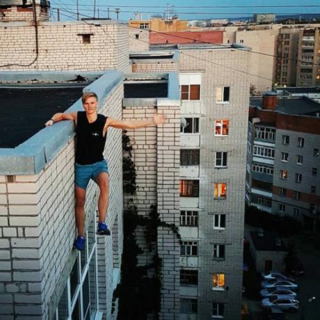 Haruskah Anda Mengambil Selfie Itu? Beberapa Hal yang Perlu Dipertimbangkan selfie russian roofer 500x500