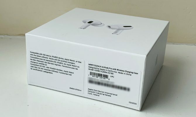 Kotak AirPods menampilkan barcode nomor seri