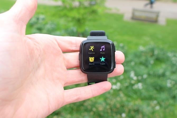 Review Fitbit Versa: Fitbit's Wearable Terbaik Belum? Fitbit Versa 1