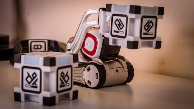 Robot Mainan Ini Memiliki Kehidupan Sendiri: Anki Cozmo Review Cozmo 5