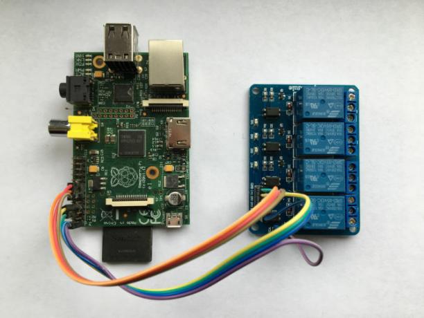 Raspberry Pi terhubung ke papan relay