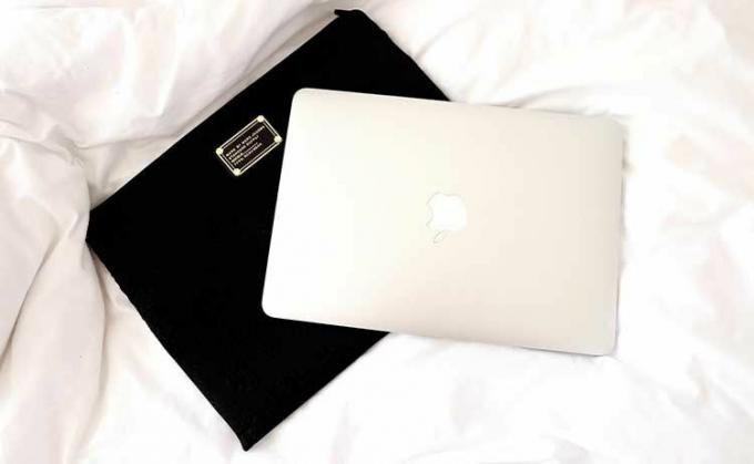 MacBook dengan Lengan