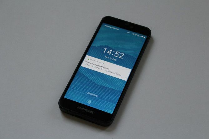 Fairphone 3 depan dengan layar menyala