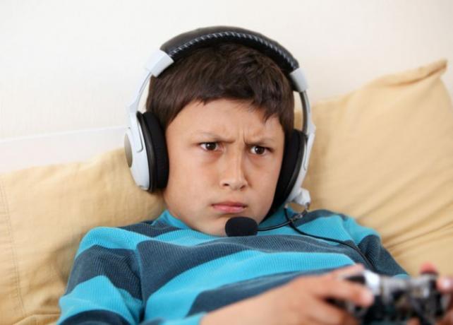 anak bermain game dengan headset