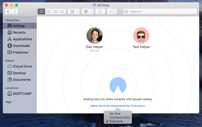 AirDrop di Finder di Mac dengan opsi visibilitas Semua Orang