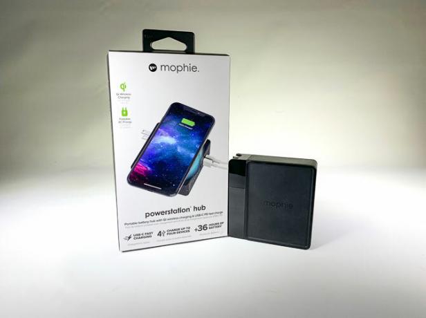 Mophie Powerstation Hub di sebelah kotaknya