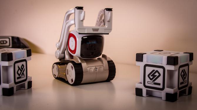 Robot Mainan Ini Memiliki Kehidupan Sendiri: Anki Cozmo Review Cozmo 13