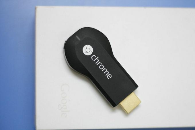 Dongle Google Chromecast Di Atas Meja