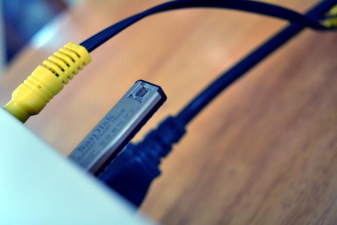 Sambungkan kabel AV, USB, HDMI, dan kartu SD